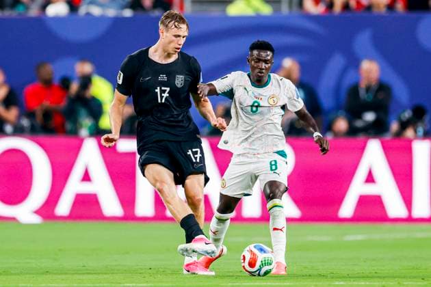 Torbjorn Heggem of Norway passes the ball under pressure from Lamine Camara of Senegal Norway v Senegal, Group I - FIFA World Cup, WM, Weltmeisterschaft, Fussball 2026, Norway v Senegal, New York New Jersey Stadium, June 22, 2026, East Rutherford, United States.