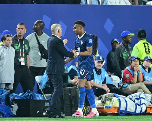 France v Iraq - FIFA World Cup, WM, Weltmeisterschaft, Fussball 2026 - Group I PHILADELPHIA, UNITED STATES - JUNE 22: Head coach of France Didier Deschamps talks with Kylian Mbappe (10) of France during the 2026 FIFA World Cup First Stage Group I match between France and Iraq at Lincoln Financial Field (Philadelphia Stadium) in Philadelphia, Pennsylvania, United States on June 22, 2026. Abdulhamid Hosbas Anadolu Pennsylvania United States. Editorial use only. Please get in touch for any other usage.  Copyright: x2026xAnadoluxAbdulhamidxHosbasx