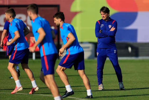 Croatia s head coach, Zlatko Dalic, watches a training session at Centennial Park in Toronto, Canada, 22 June 2026. Croatia national team, Nationalteam Training in Toronto !ACHTUNG: NUR REDAKTIONELLE NUTZUNG!  Copyright: xBienvenidoxVelascox GR2075 20260623-55020678866_1