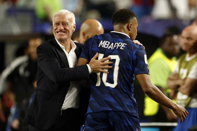 FIFA World Cup, WM, Weltmeisterschaft, Fussball 2026 - Group I - France vs Iraq Kylian Mbappe of France (R) interacts with head coach Didier Deschamps as he leaves the pitch during the FIFA World Cup 2026 group stage match France against Iraq, in Philadelphia, Pennsylvania, USA, 22 June 2026. PHILADELPHIA United States  Copyright: xWILLxOLIVERx