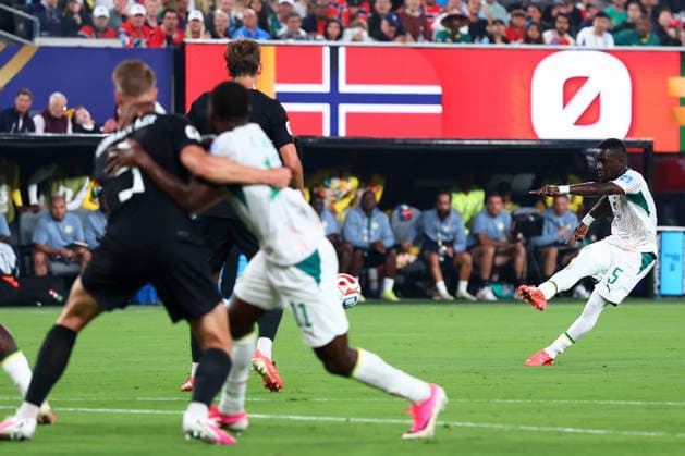 New Jersey, USA, 22nd June 2026. Idrissa Gueye of Senegal shoots at goal but fails to score during the Norway vs Senegal FIFA World Cup, WM, Weltmeisterschaft, Fussball match at Metlife Stadium, New Jersey. Picture credit should read: Paul Terry Sportimage EDITORIAL USE ONLY. No use with unauthorised audio, video, data, fixture lists, club league logos or live services. Online in-match use limited to 120 images, no video emulation. No use in betting, games or single club league player publications. SPI_027_PT_Norway_Senegal SPI-4838-0027