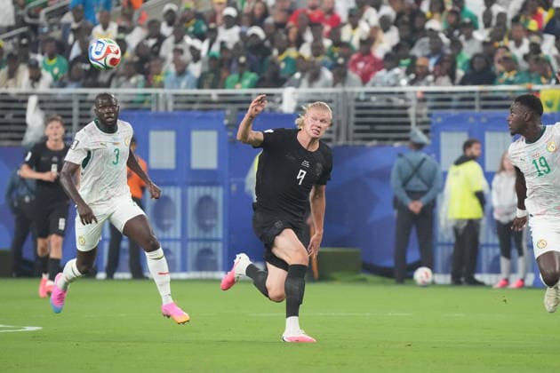 Erling Haaland (Norwegen, Norway, 9) hat den Ball im Blick - New York 22.06.2026: Norwegen vs. Senegal, MetLife Stadium, World Cup 26 Gruppe I, 2. Spieltag *** Erling Haaland, Norway, 9, keeps his eye on the ball. New York, June 22, 2026. Norway vs. Senegal, MetLife Stadium, World Cup 26, Group I, Matchday 2,detected_source_language