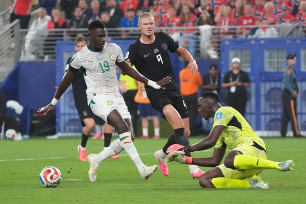 Erling Haaland (Norwegen, Norway, 9) gegen Moussa Niakhate (Senegal, 19), Torwart Goalie Edouard Mendy (Senegal, 16) - New York 22.06.2026: Norwegen vs. Senegal, MetLife Stadium, World Cup 26 Gruppe I, 2. Spieltag *** Erling Haaland, Norway, 9, vs. Moussa Niakhate, Senegal, 19, Goalkeeper Edouard Mendy, Senegal, 16, New York, June 22, 2026, Norway vs. Senegal, MetLife Stadium, World Cup 26, Group I, Matchday 2,detected_source_language