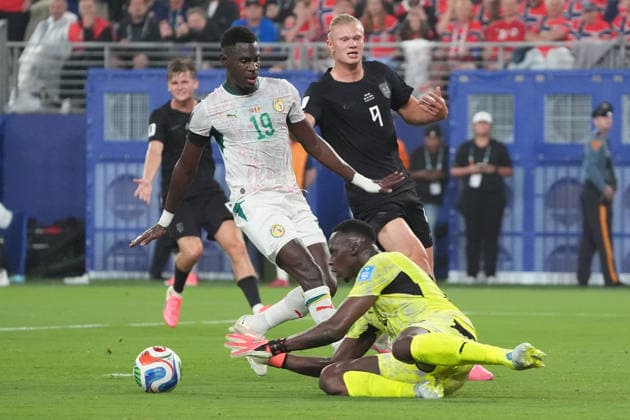 Erling Haaland (Norwegen, Norway, 9) gegen Moussa Niakhate (Senegal, 19), Torwart Goalie Edouard Mendy (Senegal, 16) - New York 22.06.2026: Norwegen vs. Senegal, MetLife Stadium, World Cup 26 Gruppe I, 2. Spieltag *** Erling Haaland, Norway, 9, vs. Moussa Niakhate, Senegal, 19, Goalkeeper Edouard Mendy, Senegal, 16, New York, June 22, 2026, Norway vs. Senegal, MetLife Stadium, World Cup 26, Group I, Matchday 2,detected_source_language