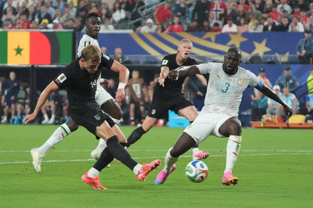 Marcus Holmgren Pedersen (Norwegen, Norway, 16) nimmt den Ball an und erzielt das Tor zum 1:0 gegen Kalidou Koulibaly (Senegal, 3) - New York 22.06.2026: Norwegen vs. Senegal, MetLife Stadium, World Cup 26 Gruppe I, 2. Spieltag *** Marcus Holmgren Pedersen (Norway), age 16, controls the ball and scores the goal to make it 1–0 against Kalidou Koulibaly (Senegal), age 3. New York, June 22, 2026. Norway vs. Senegal, MetLife Stadium, World Cup 26, Group I, Matchday 2,detected_source_language
