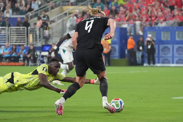 Erling Haaland (Norwegen, Norway, 9) gegen Torwart Goalie Edouard Mendy (Senegal, 16) - New York 22.06.2026: Norwegen vs. Senegal, MetLife Stadium, World Cup 26 Gruppe I, 2. Spieltag *** Erling Haaland, Norway, 9, vs. Goalie Edouard Mendy, Senegal, 16, New York, June 22, 2026, Norway vs. Senegal, MetLife Stadium, World Cup 26, Group I, Matchday 2,detected_source_language