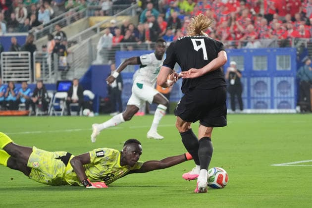 Erling Haaland (Norwegen, Norway, 9) gegen Torwart Goalie Edouard Mendy (Senegal, 16) - New York 22.06.2026: Norwegen vs. Senegal, MetLife Stadium, World Cup 26 Gruppe I, 2. Spieltag *** Erling Haaland, Norway, 9, vs. Goalie Edouard Mendy, Senegal, 16, New York, June 22, 2026, Norway vs. Senegal, MetLife Stadium, World Cup 26, Group I, Matchday 2,detected_source_language