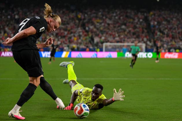 Fußball, WM 2026, 20260622, Norwegen - Senegal. Im Bild v.l. Erling HAALAND (Norwegen, 9), Torwart Edouard MENDY (Senegal, 16). East Rutherford New-York-New-Jersey-Stadion New Jersey Vereinigte Staaten von Amerika *** Soccer, 2026 World Cup, 20260622, Norway vs. Senegal. Pictured, from left Copyright: Passion2Press MarkusxFischerx