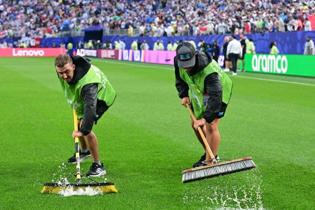 France v Iraq - FIFA World Cup, WM, Weltmeisterschaft, Fussball 2026 - Group I PHILADELPHIA, UNITED STATES - JUNE 22: Grounds staffs clear water from the pitch after a weather delay during the FIFA World Cup 2026 Group I match between France and Iraq at Philadelphia Stadium on June 22, 2026 in Philadelphia, Pennsylvania. Abdulhamid Hosbas Anadolu Philadelphia United States. Editorial use only. Please get in touch for any other usage.  Copyright: x2026xAnadoluxAbdulhamidxHosbasx
