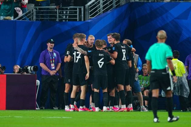 Erling Haaland of Norway and the Norway squad in a huddle after Erling Haaland of Norway goal Norway v Senegal, 2026 FIFA World Cup, WM, Weltmeisterschaft, Fussball Group I, Football, New York New Jersey Stadium, East Rutherford, New Jersey, USA - 22 Jun 2026East Rutherford New York New Jersey Stadium New Jersey (NJ) United States of America EDITORIAL USE ONLY No use with unauthorised audio, video, data, fixture lists, club league logos or live services. Online in-match use limited to 120 images, no video emulation. No use in betting, games or single club league player publications.  Copyright: xJavierxGarcia Shutterstockx 16949464ah