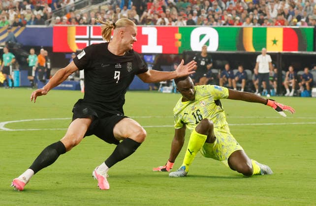 Norway s Erling Haaland fights for the ball with Senegal s Edouard Mendy in the first half of a FIFA World Cup, WM, Weltmeisterschaft, Fussball match at New York New Jersey Stadium in East Rutherford, New Jersey, on Monday, June 22, 2026.  NYP20260622925 JOHNxANGELILLO