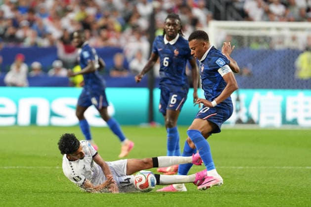 Kylian Mbappe (R) of France vies for the ball with Zidane Iqbal of Irak during a Group I match of the 2026 FIFA World Cup, WM, Weltmeisterschaft, Fussball between France and Iraq at Lincoln Financial Field in Philadelphia, United States, 22 June 2026. FIFA WORLD CUP 2026 - Group I France vs Iraq !ACHTUNG: NUR REDAKTIONELLE NUTZUNG!  Copyright: xOctavioxGuzmánx GR2088 20260623-55020678951_1
