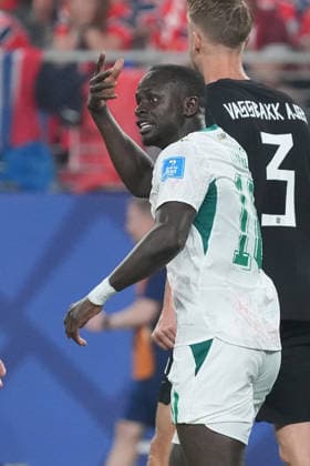 Nicolas Jackson (Senegal, 11) bedankt sich und feuert an - New York 22.06.2026: Norwegen vs. Senegal, MetLife Stadium, World Cup 26 Gruppe I, 2. Spieltag *** Nicolas Jackson of Senegal, 11, thanks the crowd and cheers them on. New York, June 22, 2026