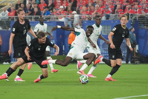 Ismaila Sarr (Senegal, 18) setzt sich durch und erzielt im Fallen das Tor zum 2:1 - New York 22.06.2026: Norwegen vs. Senegal, MetLife Stadium, World Cup 26 Gruppe I, 2. Spieltag *** Ismaila Sarr of Senegal, 18, breaks through and scores the goal to make it 2–1 while falling. New York, June 22, 2026. Norway vs. Senegal, MetLife Stadium, World Cup 26, Group I, Matchday 2,detected_source_language
