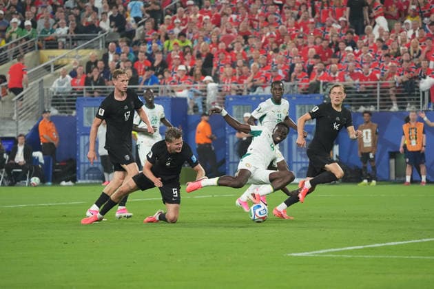 Ismaila Sarr (Senegal, 18) setzt sich durch und erzielt im Fallen das Tor zum 2:1 - New York 22.06.2026: Norwegen vs. Senegal, MetLife Stadium, World Cup 26 Gruppe I, 2. Spieltag *** Ismaila Sarr of Senegal, 18, breaks through and scores the goal to make it 2–1 while falling. New York, June 22, 2026. Norway vs. Senegal, MetLife Stadium, World Cup 26, Group I, Matchday 2,detected_source_language