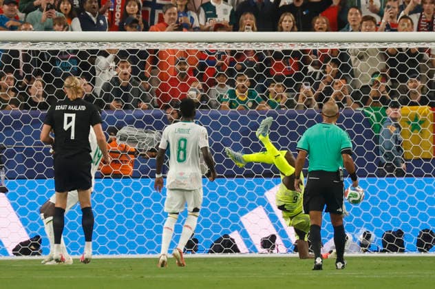 Norway s Erling Haaland (9) scores his second goal against Senegal s Edouard Mendy in the second half of a FIFA World Cup, WM, Weltmeisterschaft, Fussball match at New York New Jersey Stadium in East Rutherford, New Jersey, on Monday, June 22, 2026.  NYP20260622938 JOHNxANGELILLO