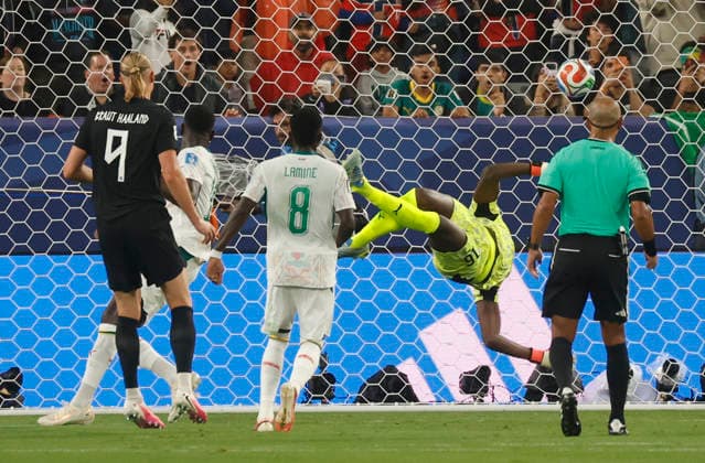 Norway s Erling Haaland (9) scores his second goal against Senegal s Edouard Mendy in the second half of a FIFA World Cup, WM, Weltmeisterschaft, Fussball match at New York New Jersey Stadium in East Rutherford, New Jersey, on Monday, June 22, 2026.  NYP20260622939 JOHNxANGELILLO