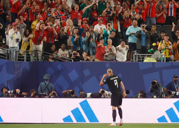 Norway s Erling Haaland (9) celebrates with fans after scoring his second goal against Senegal in the second half of a FIFA World Cup, WM, Weltmeisterschaft, Fussball match at New York New Jersey Stadium in East Rutherford, New Jersey, on Monday, June 22, 2026.  NYP20260622941 JOHNxANGELILLO