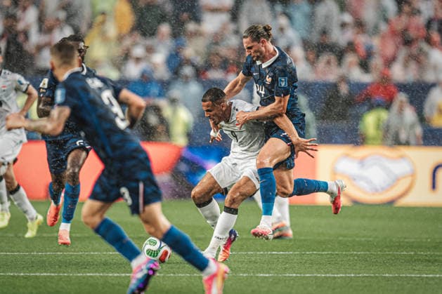 Fußball Herren FIFA Fußball-Weltmeisterschaft 2026 Gruppe I Frankreich vs. Irak 22.06.2026 v.l. Ali Al Hamadi ( 9, Irak) gegen Adrien Rabiot ( 14, Frankreich) Philadelphia Philadelphia Stadion Pennsylvania United States of America *** Mens Soccer 2026 FIFA World Cup Group I France vs. Iraq June 22, 2026 Ali Al Hamadi 9, Iraq vs. Adrien Rabiot 14, France Philadelphia, Pennsylvania, United States of America,detected_source_language