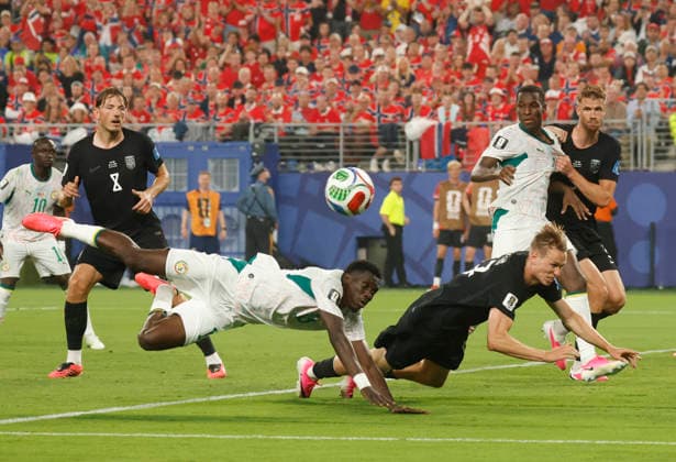 Senegal s Ismaila Sarr (18) and Norway s Torbjorn Heggem battle over the ball in the second half of a FIFA World Cup, WM, Weltmeisterschaft, Fussball match at New York New Jersey Stadium in East Rutherford, New Jersey, on Monday, June 22, 2026.  NYP20260622946 JOHNxANGELILLO