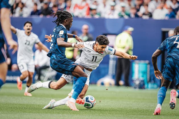 Fußball Herren FIFA Fußball-Weltmeisterschaft 2026 Gruppe I Frankreich vs. Irak 22.06.2026 v.l. Jules Kounde ( 5, Frankreich) gegen Ahmed Qasem ( 11, Irak) Philadelphia Philadelphia Stadion Pennsylvania United States of America *** Mens Soccer 2026 FIFA World Cup Group I France vs. Iraq June 22, 2026 Goal