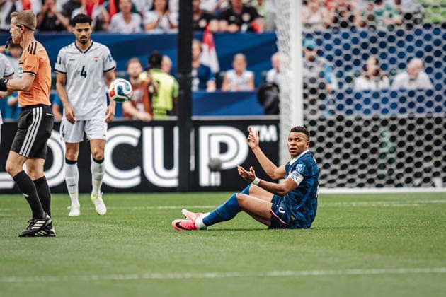 Fußball Herren FIFA Fußball-Weltmeisterschaft 2026 Gruppe I Frankreich vs. Irak 22.06.2026 Kylian Mbappe ( 10, Frankreich) fordert einen Pfiff Philadelphia Philadelphia Stadion Pennsylvania United States of America *** Mens Soccer 2026 FIFA World Cup Group I France vs. Iraq June 22, 2026 Kylian Mbappé 10, France calls for a whistle Philadelphia, Philadelphia Stadium, Pennsylvania, United States of America,detected_source_language