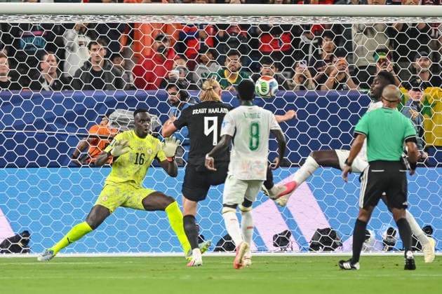 Erling Haaland (Norway) scores his team s third goal during the FIFA World Cup, WM, Weltmeisterschaft, Fussball 2026 Group I match between Norway and Senegal at New York New Jersey Stadium on June 22, 2026 in East Rutherford, United States. (Photo by Harry Langer DeFodi Images) - *** Erling Haaland of Norway scores his teams third goal during the 2026 FIFA World Cup Group I match between Norway and Senegal at New York-New Jersey Stadium on June 22, 2026, in East Rutherford, United States. Photo by Harry Langer, DeFodi Images,detected_source_language