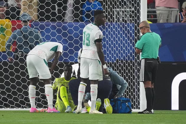 Torwart Goalie Edouard Mendy (Senegal, 16) ist verletzt und wird ausgewechselt - New York 22.06.2026: Norwegen vs. Senegal, MetLife Stadium, World Cup 26 Gruppe I, 2. Spieltag *** Goalie Edouard Mendy of Senegal, 16, is injured and is being substituted. New York, June 22, 2026