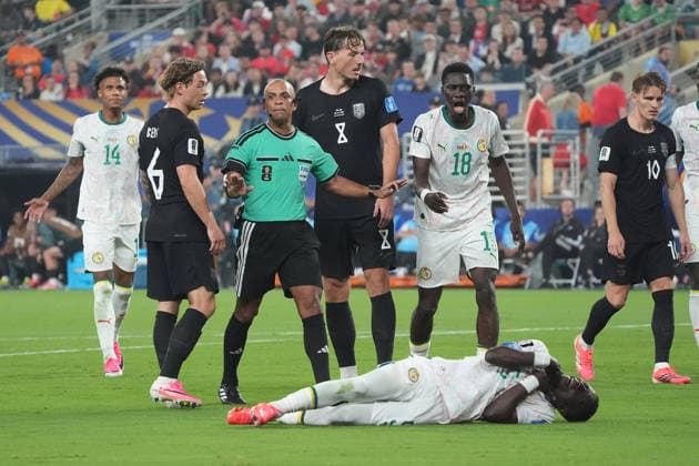 David Moller Wolfe (Norwegen, Norway, 5) und Idrissa Gueye (Senegal, 5) verletzen sich beim Zweikampf - New York 22.06.2026: Norwegen vs. Senegal, MetLife Stadium, World Cup 26 Gruppe I, 2. Spieltag *** David Moller Wolfe of Norway and Idrissa Gueye of Senegal, both 5, are injured during a tackle in New York on June 22, 2026, in the Norway vs. Senegal match at MetLife Stadium, World Cup 26, Group I, Matchday 2,detected_source_language