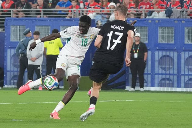 Ismaila Sarr (Senegal, 18) gegen Torbjorn Heggem (Norwegen, Norway, 17) - New York 22.06.2026: Norwegen vs. Senegal, MetLife Stadium, World Cup 26 Gruppe I, 2. Spieltag *** Ismaila Sarr, Senegal, 18, vs. Torbjorn Heggem, Norway, 17, New York, June 22, 2026, Norway vs. Senegal, MetLife Stadium, World Cup 26, Group I, Matchday 2,detected_source_language