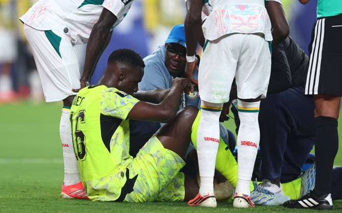 New Jersey, USA, 22nd June 2026. Edouard Mendy of Senegal receives medical treatment before being substituted during the Norway vs Senegal FIFA World Cup, WM, Weltmeisterschaft, Fussball match at Metlife Stadium, New Jersey. Picture credit should read: Paul Terry Sportimage EDITORIAL USE ONLY. No use with unauthorised audio, video, data, fixture lists, club league logos or live services. Online in-match use limited to 120 images, no video emulation. No use in betting, games or single club league player publications. SPI_048_PT_Norway_Senegal SPI-4838-0048