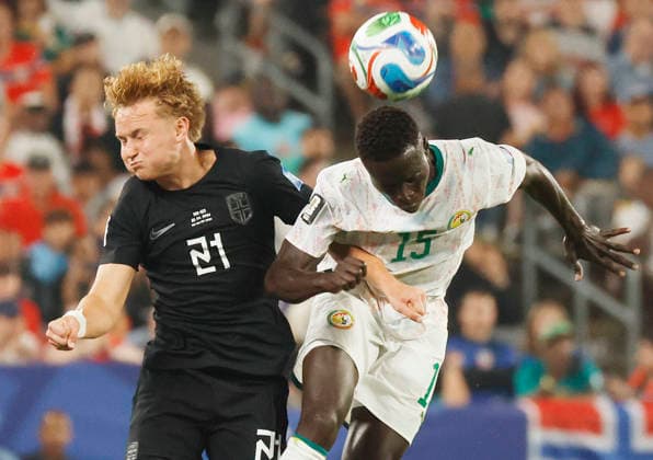 Norway s Andreas Schjelderup (21) and Senegal s Krepin Diatta go up for a header in the second half of a FIFA World Cup, WM, Weltmeisterschaft, Fussball match at New York New Jersey Stadium in East Rutherford, New Jersey, on Monday, June 22, 2026.  NYP20260622949 JOHNxANGELILLO