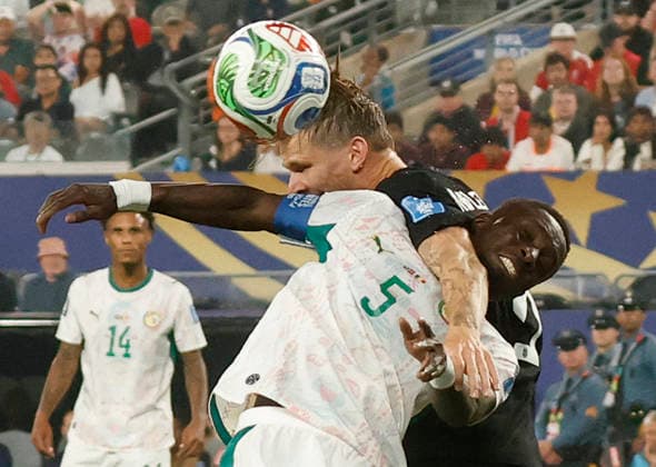 Senegal s Idrissa Gueye (5) and Norway s David Moller Wolfe go up for a header in the second half of a FIFA World Cup, WM, Weltmeisterschaft, Fussball match at New York New Jersey Stadium in East Rutherford, New Jersey, on Monday, June 22, 2026.  NYP20260622950 JOHNxANGELILLO