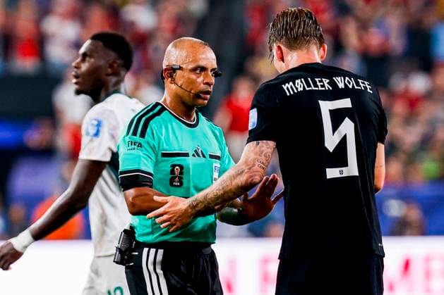 referee Wilton Sampaio talks with David Moller Wolfe of Norway Norway v Senegal, Group I - FIFA World Cup, WM, Weltmeisterschaft, Fussball 2026, Norway v Senegal, New York New Jersey Stadium, June 22, 2026, East Rutherford, United States.
