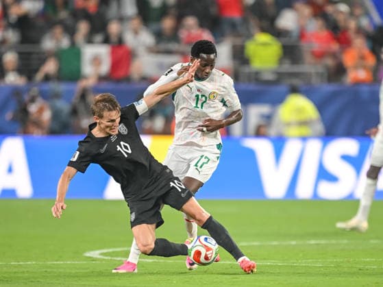 Martin odegaard (Norway) and Pape Sarr (Senegal) battle for the ball during the FIFA World Cup, WM, Weltmeisterschaft, Fussball 2026 Group I match between Norway and Senegal at New York New Jersey Stadium on June 22, 2026 in East Rutherford, United States. (Photo by Harry Langer DeFodi Images) - *** Martin Odegaard of Norway and Pape Sarr of Senegal battle for the ball during the 2026 FIFA World Cup Group I match between Norway and Senegal at New York New Jersey Stadium on June 22, 2026, in East Rutherford, United States. Photo by Harry Langer, DeFodi Images,detected_source_language