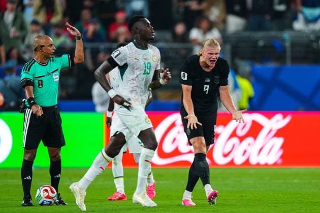Erling Haaland of Norway frustrated with referee Wilton Pereira Sampaio Norway v Senegal, 2026 FIFA World Cup, WM, Weltmeisterschaft, Fussball Group I, Football, New York New Jersey Stadium, East Rutherford, New Jersey, USA - 22 Jun 2026East Rutherford New York New Jersey Stadium New Jersey (NJ) United States of America EDITORIAL USE ONLY No use with unauthorised audio, video, data, fixture lists, club league logos or live services. Online in-match use limited to 120 images, no video emulation. No use in betting, games or single club league player publications.  Copyright: xJavierxGarcia Shutterstockx 16949464bc