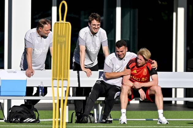 doctor Brahim Hacene and Belgium s Kevin De Bruyne pictured during a training session of Belgian national soccer team Red Devils in their base camp, home of the Seattle Sounders, Renton, Seattle, USA, on Monday 22 June 2026. Yesterday the Devils played their second game in the group stage of the 2026 FIFA World Cup, WM, Weltmeisterschaft, Fussball a 0-0 draw against Iran. DIRKxWAEM  x178855434x