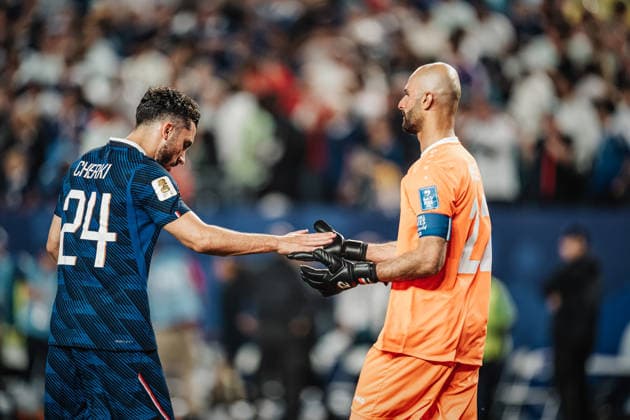 Fußball Herren FIFA Fußball-Weltmeisterschaft 2026 Gruppe I Frankreich vs. Irak 22.06.2026 v.l. Rayan Cherki ( 24, Frankreich) und Ahmed Basil ( 22, Irak) klatschen ab nach dem Spiel Philadelphia Philadelphia Stadion Pennsylvania United States of America *** Mens Soccer 2026 FIFA World Cup Group I France vs. Iraq June 22, 2026. From left