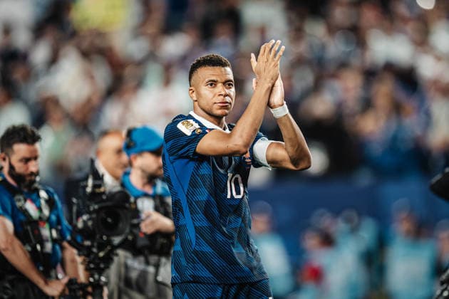 Fußball Herren FIFA Fußball-Weltmeisterschaft 2026 Gruppe I Frankreich vs. Irak 22.06.2026 Kylian Mbappe ( 10, Frankreich) applaudiert den Fans bedankt sich nach dem Spiel Philadelphia Philadelphia Stadion Pennsylvania United States of America *** Mens Soccer 2026 FIFA World Cup Group I France vs. Iraq June 22, 2026 Kylian Mbappé 10, France applauds the fans and thanks them after the game Philadelphia, Philadelphia Stadium, Pennsylvania, United States of America,detected_source_language