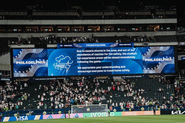 Fußball Herren FIFA Fußball-Weltmeisterschaft 2026 Gruppe I Frankreich vs. Irak 22.06.2026 Fans werden aufgefordert das Stadion schnell zu verlassen aufgrund eines Unwetter nach dem Spiel, die Anzeige sagt Due to severe storms in the area, and out of an abundance of caution for fan safety, the stadium fan experience areas will be closed immediately following the game we appreciate your understanding and encourage everyone to travel home safely Philadelphia Philadelphia Stadion Pennsylvania United States of America *** Mens Soccer 2026 FIFA World Cup Group I France vs. Iraq June 22, 2026 Fans are asked to leave the stadium quickly after the game due to a severe storm; the announcement states