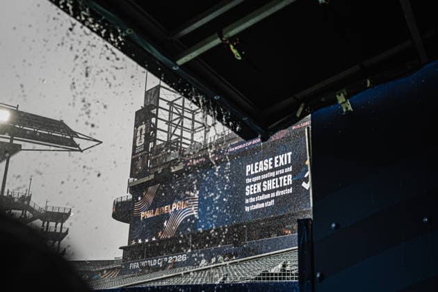 Fußball Herren FIFA Fußball-Weltmeisterschaft 2026 Gruppe I Frankreich vs. Irak 22.06.2026 Das Stadion wird aufgrund eines Unwetters Gewitter Blitz Donner geräumt auf der Anzeige steht please exit the open seating area and seek shelter in the stadium as directed by stadium staff Philadelphia Philadelphia Stadion Pennsylvania United States of America *** Mens Soccer 2026 FIFA World Cup Group I France vs. Iraq June 22, 2026 The stadium is being evacuated due to a severe weather storm—thunder, lightning, and thunder—and the display reads