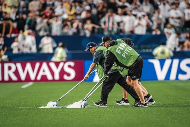 Fußball Herren FIFA Fußball-Weltmeisterschaft 2026 Gruppe I Frankreich vs. Irak 22.06.2026 Greenkeeper befreien mit einer Walze den Platz vom Wasser Philadelphia Philadelphia Stadion Pennsylvania United States of America *** Mens Soccer 2026 FIFA World Cup Group I France vs. Iraq June 22, 2026 Greenkeepers use a roller to remove water from the field Philadelphia, Pennsylvania, United States of America,detected_source_language