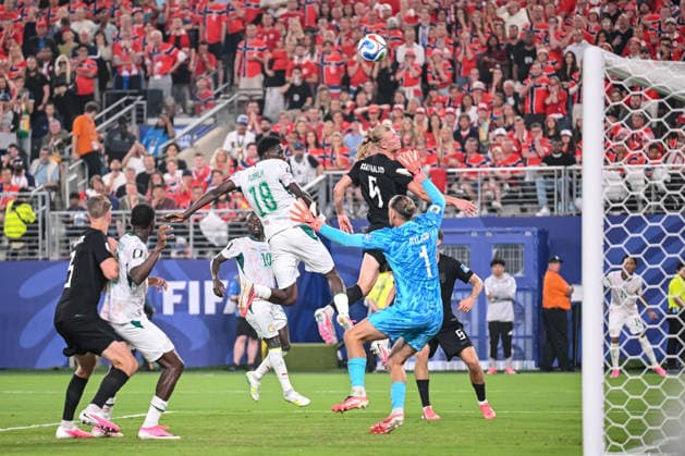 Ismaila Sarr (Senegal), Erling Haaland (Norway) and orjan Nyland (Norway) battle for the ball during the FIFA World Cup, WM, Weltmeisterschaft, Fussball 2026 Group I match between Norway and Senegal at New York New Jersey Stadium on June 22, 2026 in East Rutherford, United States. (Photo by Harry Langer DeFodi Images) - *** Ismaila Sarr of Senegal, Erling Haaland of Norway, and Orjan Nyland of Norway battle for the ball during the 2026 FIFA World Cup Group I match between Norway and Senegal at New York-New Jersey Stadium on June 22, 2026, in East Rutherford, United States. Photo by Harry Langer, DeFodi Images,detected_source_language