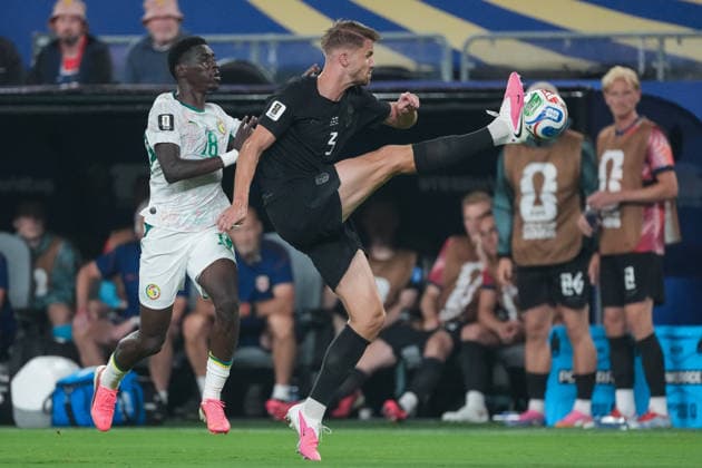 Kristoffer Ajer of Norway (R) passes the ball under pressure from Ismaila Sarr of Senegal (L) during a FIFA Men’s World Cup 2026 Group Stage football match between Norway and Senegal at New York New Jersey Stadium, in East Rutherford on June 22th 2026 (Photo by Alexandra Fechete SPP)  Copyright: xAlexandraxFechete SPPx Sportspressphoto_SPR173914