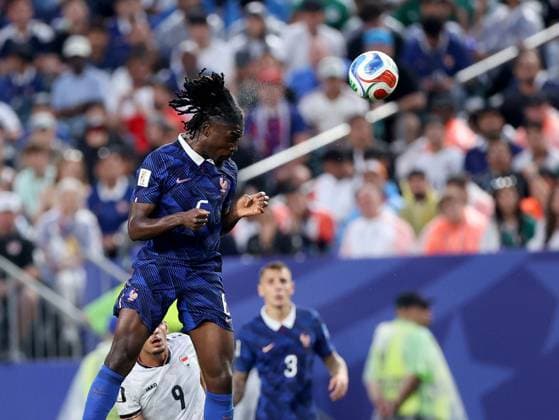 June 22, 2026, Philadelphia, Pennsylvania, USA: France s midfielder 6 Manu Kone jumps for the ball celebrate after scoring during the 2026 World Cup Group I football match between France and Iraq at Lincoln Financial Field Stadium in Philadelphia, Pennsylvania, USA, on June 22, 2026. Philadelphia USA - ZUMAs337 20260622_znp_s337_033 Copyright: xGentxShkullakux