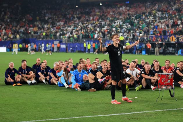 Football - FIFA World Cup, WM, Weltmeisterschaft, Fussball - Group I - Norway v Senegal 22nd June 2026 - FIFA World Cup - Group I - Norway v Senegal - Martin Odegaard of Norway bangs a drum as the Norway squad performs a Viking Row - Photo: Simon Stacpoole Offside. New Jersey USA *** Fußball – FIFA-Weltmeisterschaft, Gruppe I  Copyright: xSimonxStacpoolexOffside