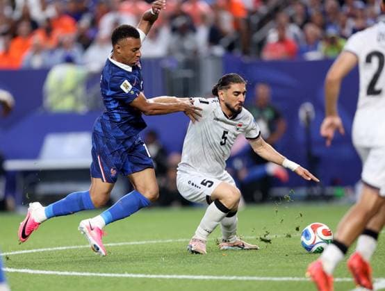 June 22, 2026, Philadelphia, Pennsylvania, USA: France s forward 10 Kylian Mbappe (L) and Iraqs forward 7 Youssef Amyn (R) vie for the ball during the 2026 World Cup Group I football match between France and Iraq at Lincoln Financial Field Stadium in Philadelphia, Pennsylvania, USA, on June 22, 2026. Philadelphia USA - ZUMAs337 20260622_znp_s337_034 Copyright: xGentxShkullakux