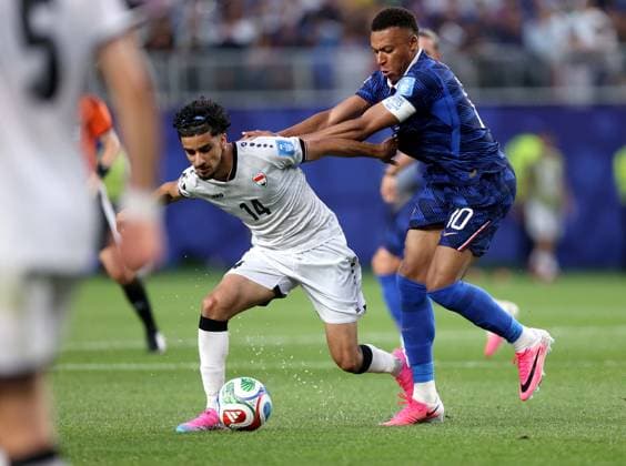 June 22, 2026, Philadelphia, Pennsylvania, USA: France s forward 10 Kylian Mbappe (R) and Iraqs midfielder 14 Zidane Iqbal vie for the ball during the 2026 World Cup Group I football match between France and Iraq at Lincoln Financial Field Stadium in Philadelphia, Pennsylvania, USA, on June 22, 2026. Philadelphia USA - ZUMAs337 20260622_znp_s337_036 Copyright: xGentxShkullakux