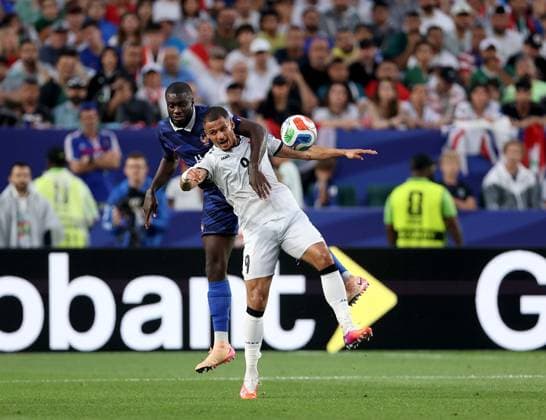 June 22, 2026, Philadelphia, Pennsylvania, USA: France s defender 4 Dayot Upamecano (L) and Iraqs forward 9 Ali Al-Hamadi vie for the ball during the 2026 World Cup Group I football match between France and Iraq at Lincoln Financial Field Stadium in Philadelphia, Pennsylvania, USA, on June 22, 2026. Philadelphia USA - ZUMAs337 20260622_znp_s337_037 Copyright: xGentxShkullakux