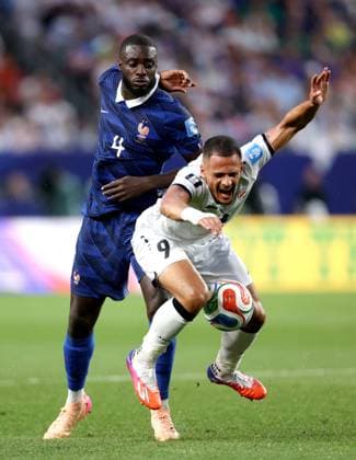 June 22, 2026, Philadelphia, Pennsylvania, USA: France s defender 4 Dayot Upamecano (L) and Iraqs forward 9 Ali Al-Hamadi vie for the ball during the 2026 World Cup Group I football match between France and Iraq at Lincoln Financial Field Stadium in Philadelphia, Pennsylvania, USA, on June 22, 2026. Philadelphia USA - ZUMAs337 20260622_znp_s337_038 Copyright: xGentxShkullakux